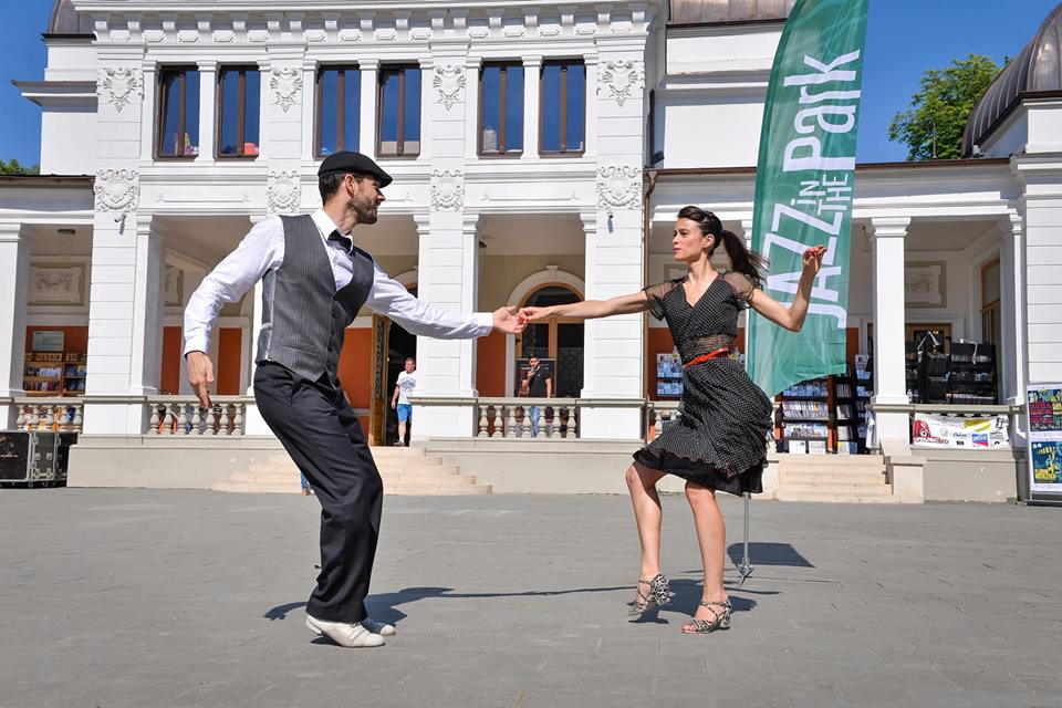 Lindy Hop Beginner Class and Practica with Raul Navalpotro