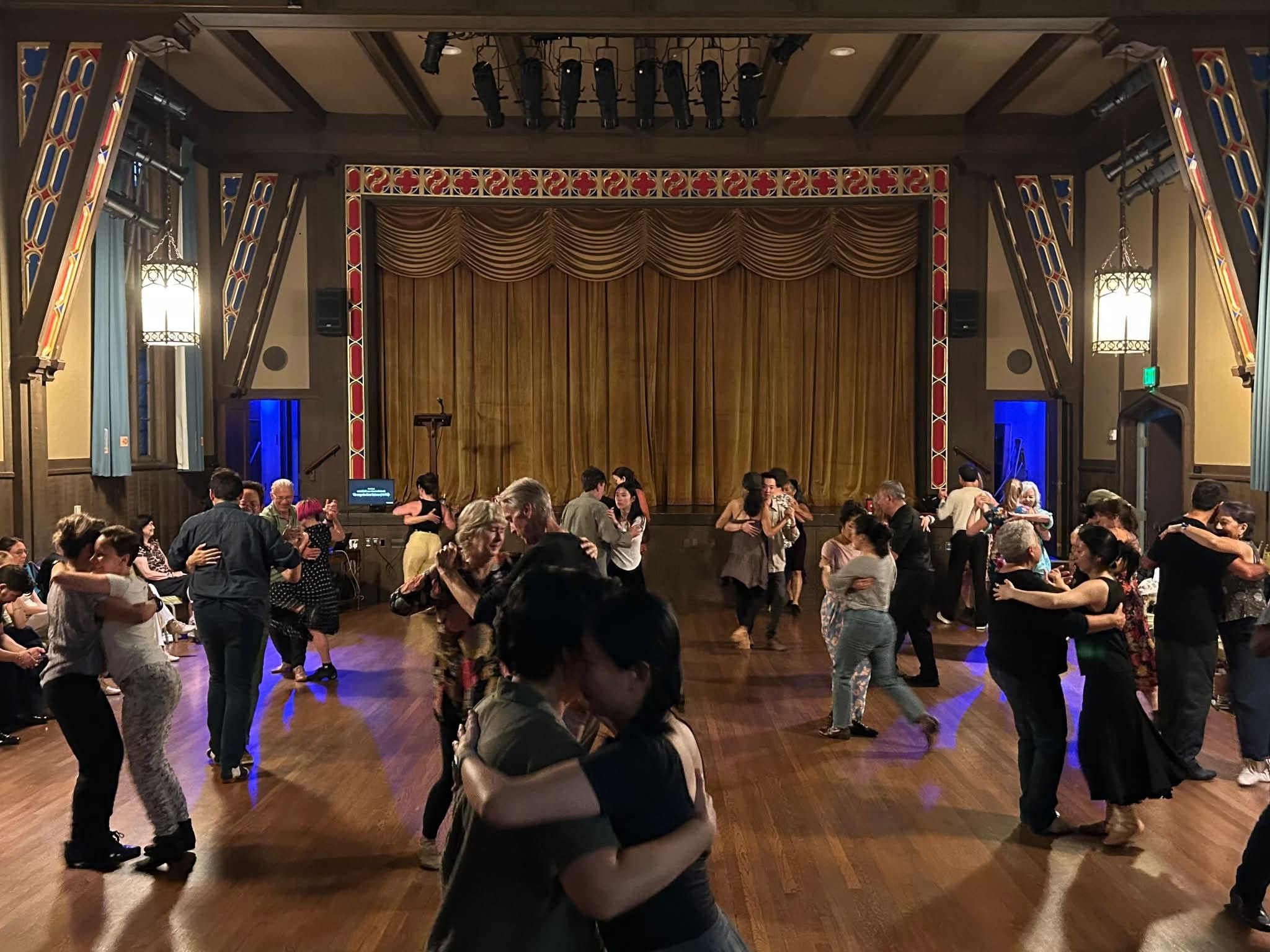 Free flat-shoe tango practica at the Hillside Club with DJ Una
