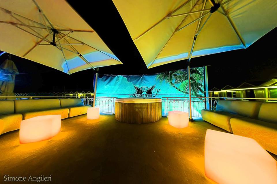 Sabato 19 Spettacolo di Salsasulserio Stage di Kizomba con Giuliano Merra SalsaPicante y Claudia Moisey Apericena al Fashion Bar Bungalow a