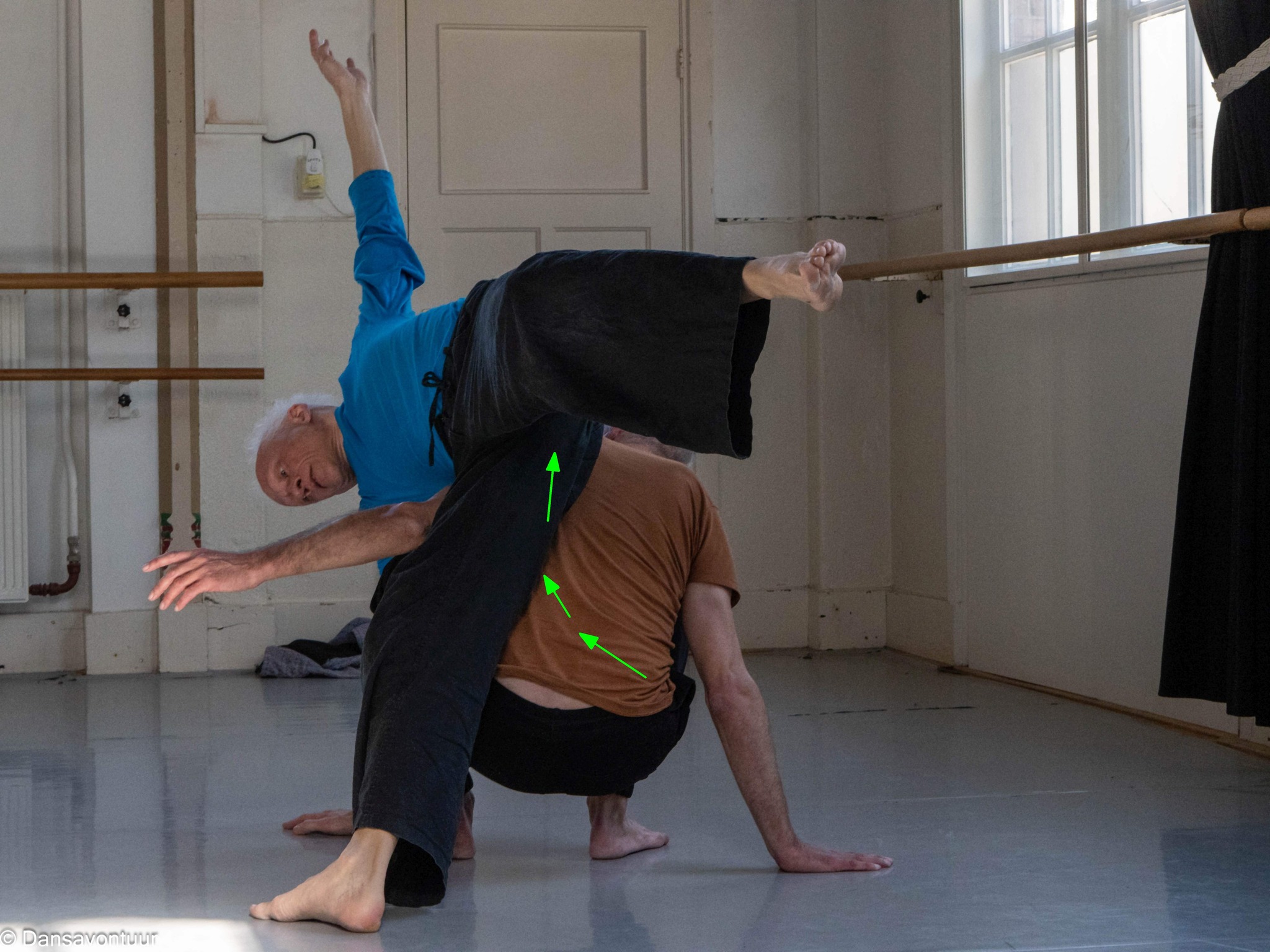 Sebas teaches class to jam: "Dancing the fascia" Sat. 28-10