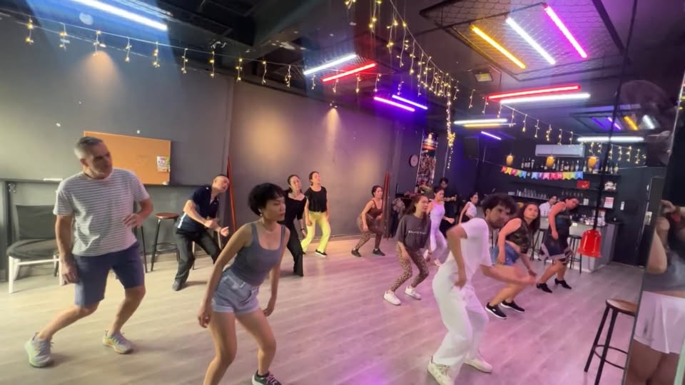 Học nhảy Bachata Sensual & Salsa tháng 3 2025