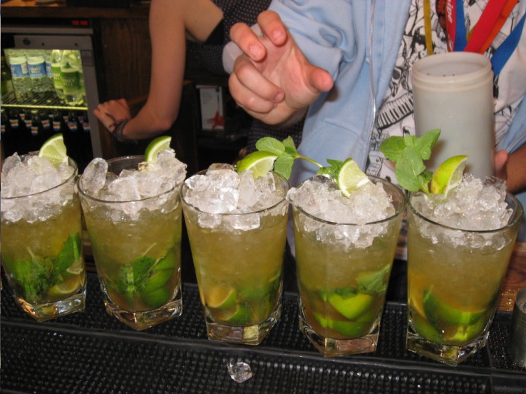 DOMINGOS LATINOS SALA MOLIERE, CONCURSO BIG MOJITO CON 4 PARES DE ZAPATOS A LOS GANADORES DEL CONCURSO