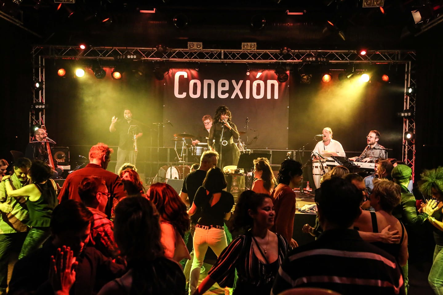 ¡Vamos a bailar! - La Fiesta de la Salsa - CONEXIÓN feat. Mayelis
