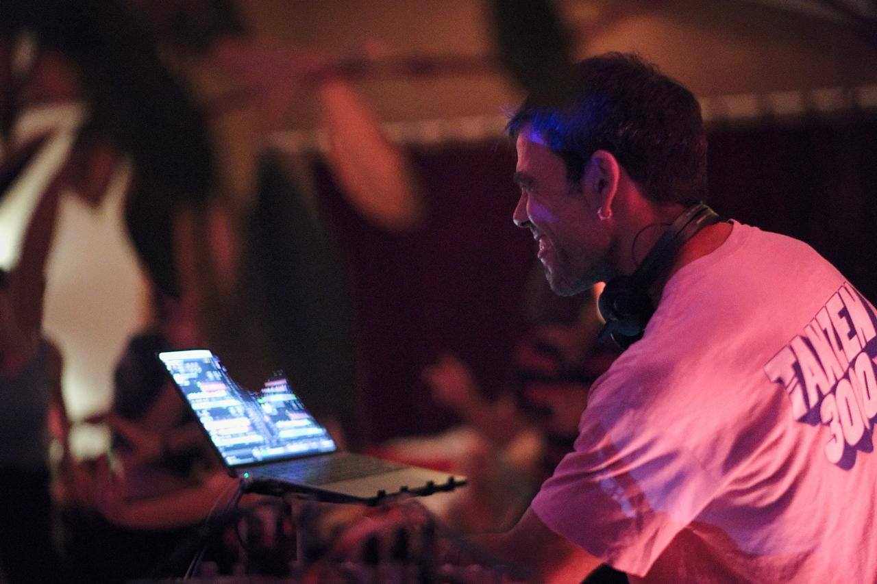 ECSTATIC DANCE AUGSBURG DJ: BEN PAVLIDIS aus Berlin