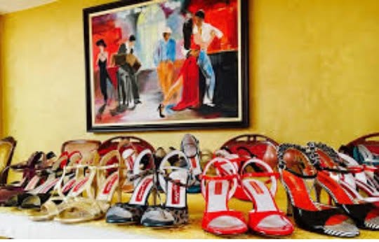 Tangoschuhverkauf an der Gran Milonga Clandestina in Bern
