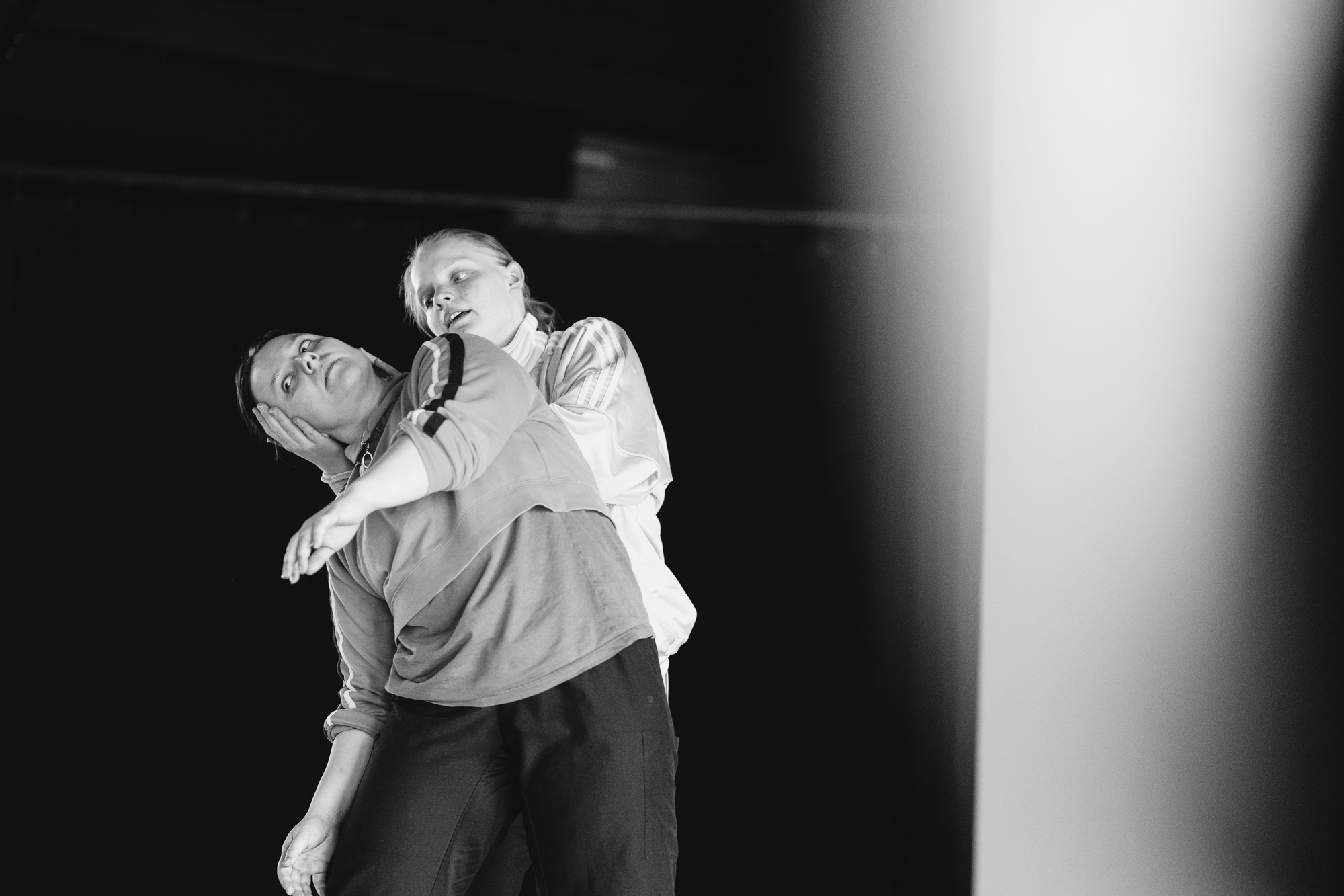 Keskellä-kollektiivin kurssi: Kontakti-improvisaation jäljet