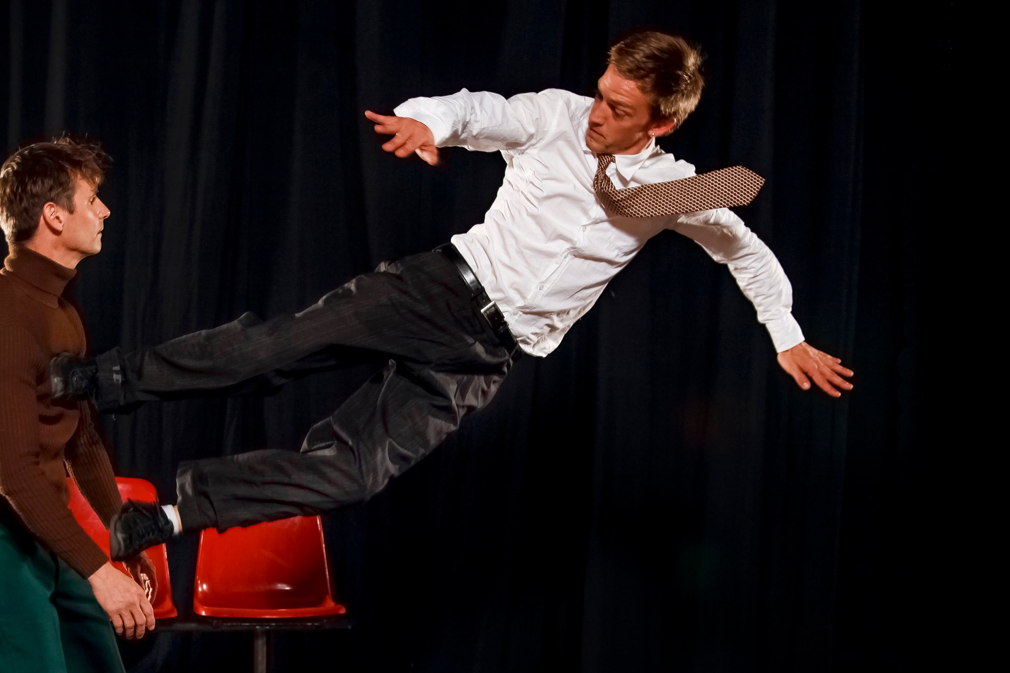 Workshop: CONTACT IMPROVISATION AND ACROBATIC PARTNERING - Günter Klingler (13th HRTFest)