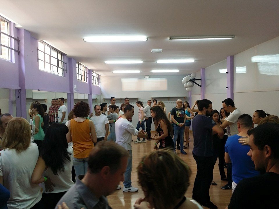 Intensivo Sabado Tarde de 4 horas (2 h. Bachata + 2 h. Kizomba) + Bebidas Incluidas + Picoteo