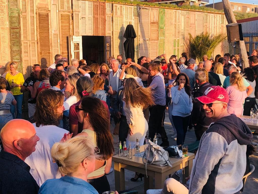 Salsa dansen op het strand bij Mango's