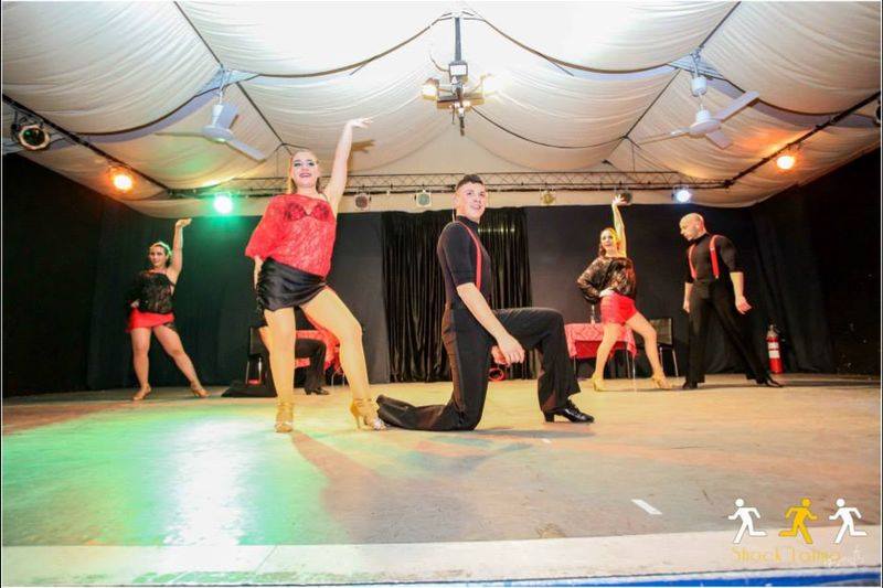 Sabato 05 Spettacolo dei Cheveres Latino Style Dance Noche cubana con cena y musica dal vivo con Teresa Lefauies Al BLU SOUND Parco degli U