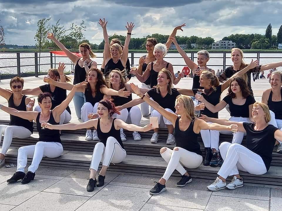 'Betta Dance 2gether' bachata live performance by Alina Bondareva and ladies team