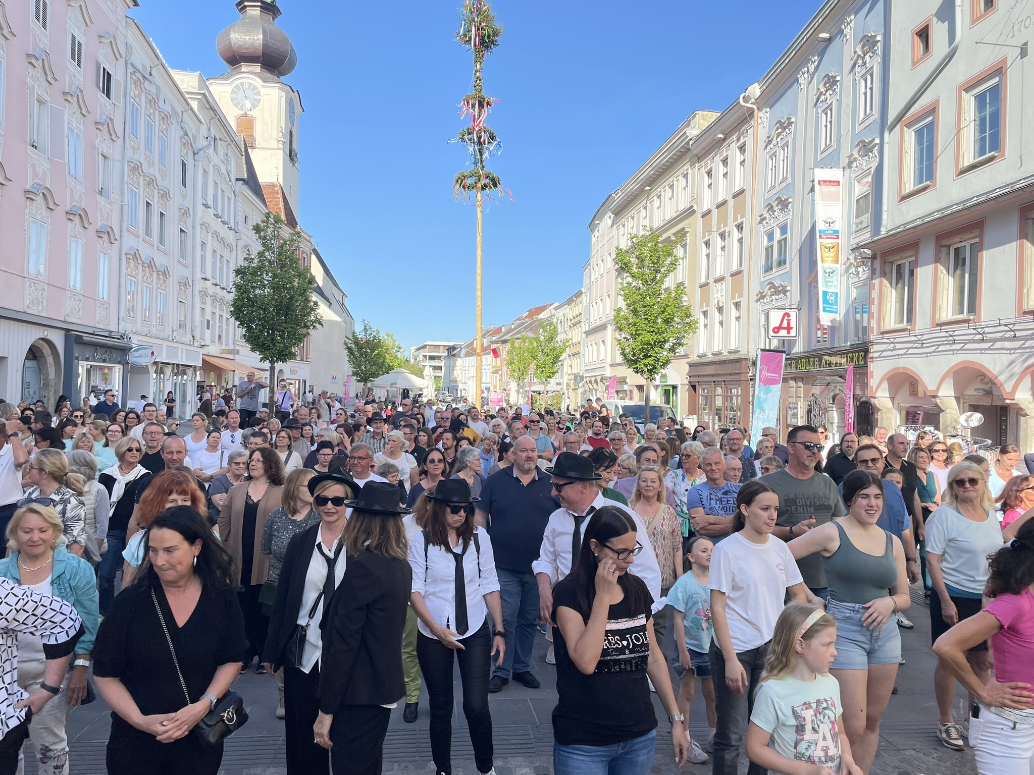 TANZ-FLASHMOB am Welser Stadtplatz am Welt-Tanztag