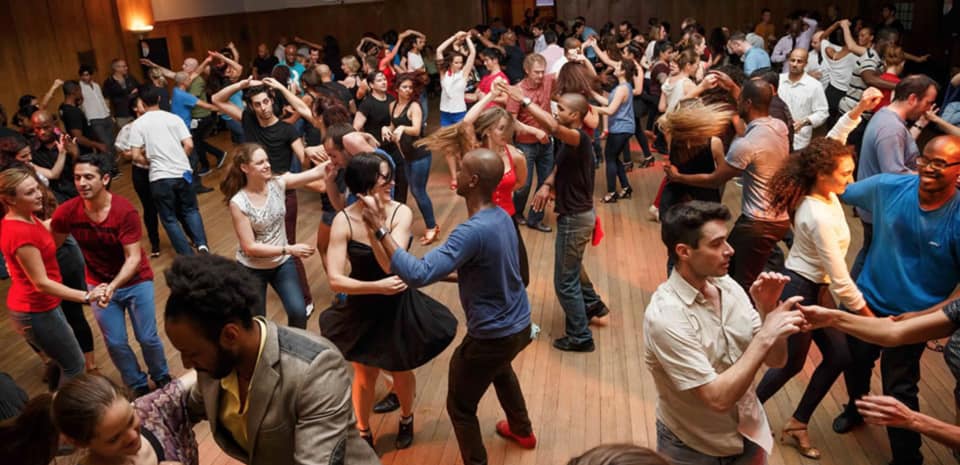 PRE Fiesta FIN De AÑO Tapa Salsa Market + Baile Social el tumbao