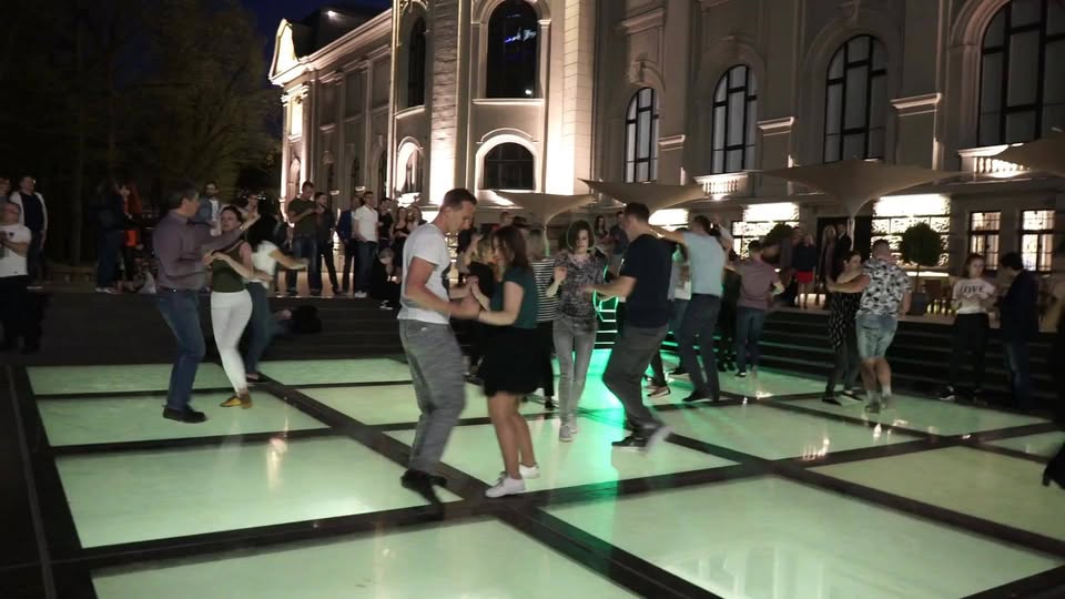 JOIN Bachata for Beginners and Beginners Party!