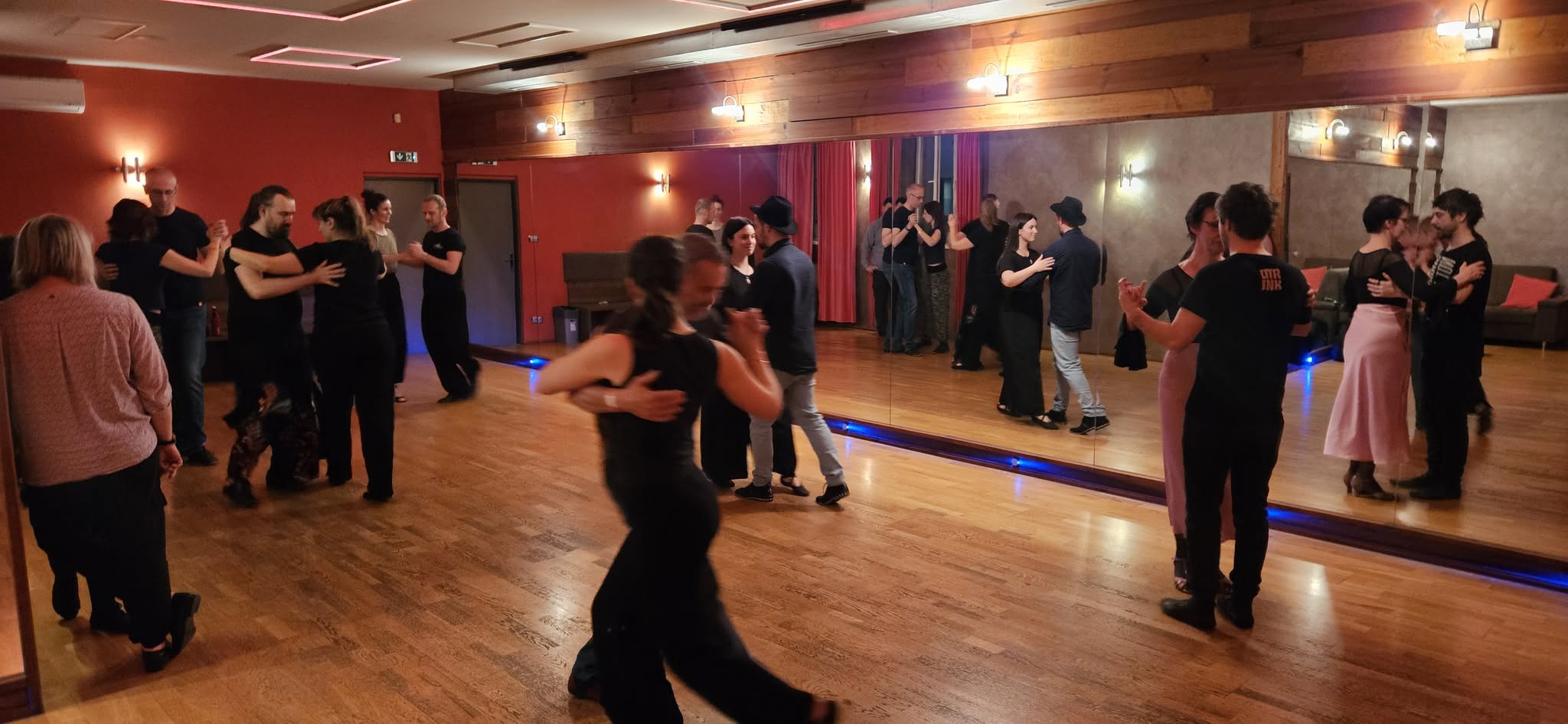 Vedená TANGO tančírna praktika - proč tančit v rondě a jak na ni?