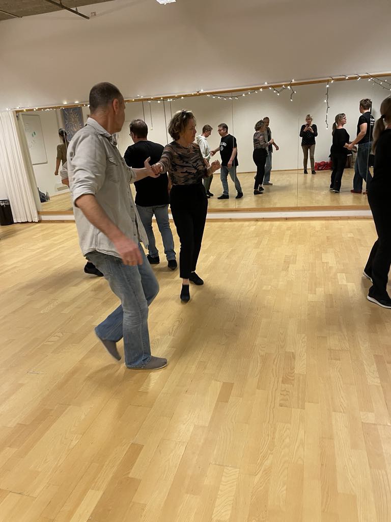 West Coast Swing 2 - Hold start Improvers
