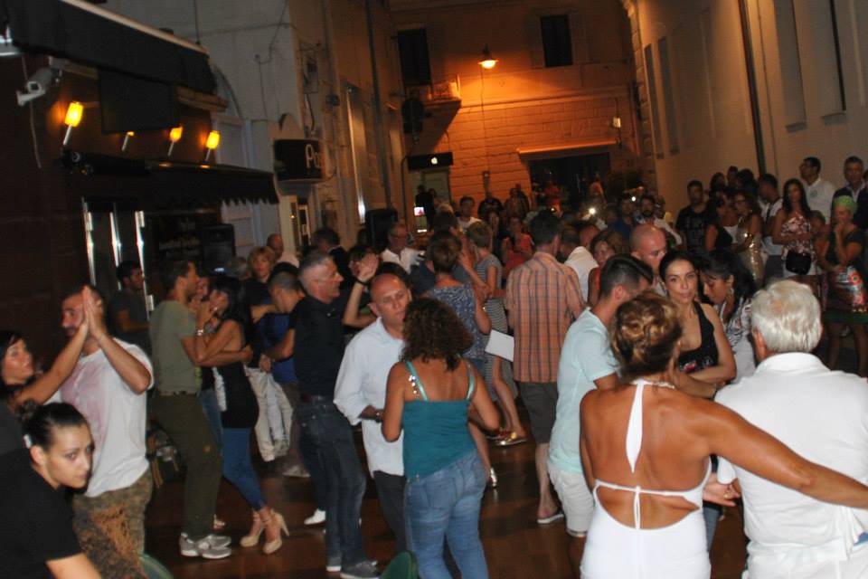 LA DOMENICA SALSERA A OLBIA NEL CUORE DELLA CITTA''..!! PEPE BIANCO