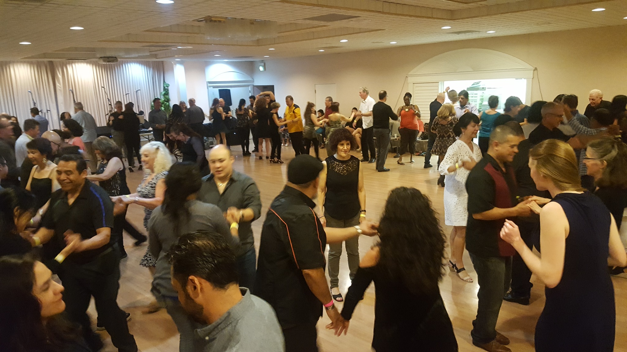 HOLIDAY SALSA DANCE PARTY!