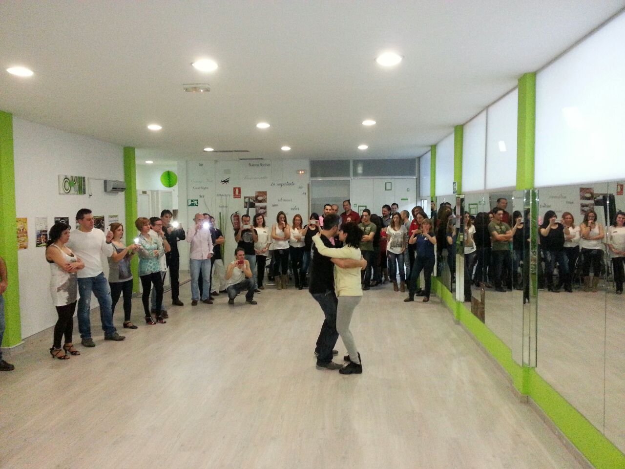 Intensive de 4 horas (2 h. Bachata + 2 h. Salsa) + Drinks included + pecking