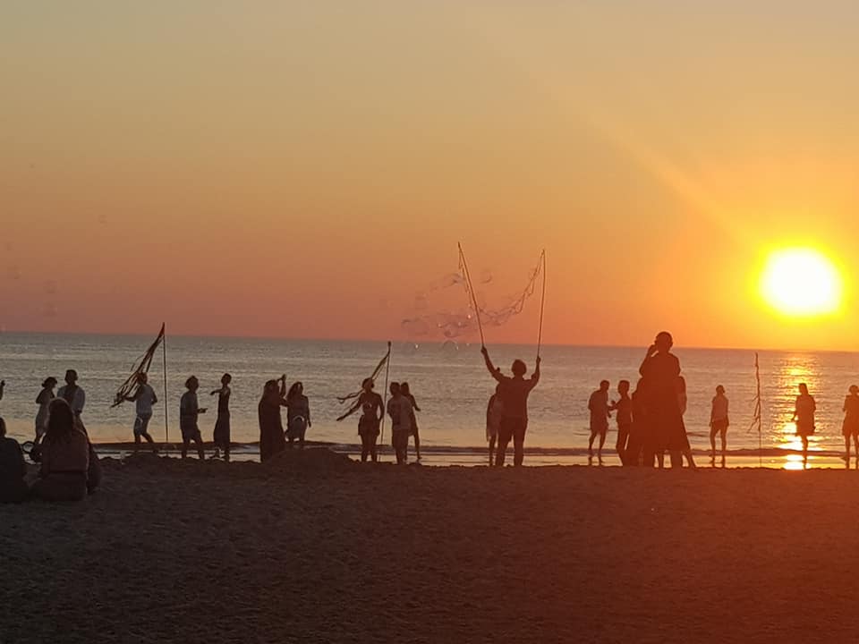StrandDans Ecstatic Dance Beach De zon onder..zien gaan..