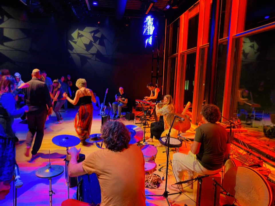 Dragonfly Ecstatic Dance Band in Theater de Vest met CacaoCeremonie