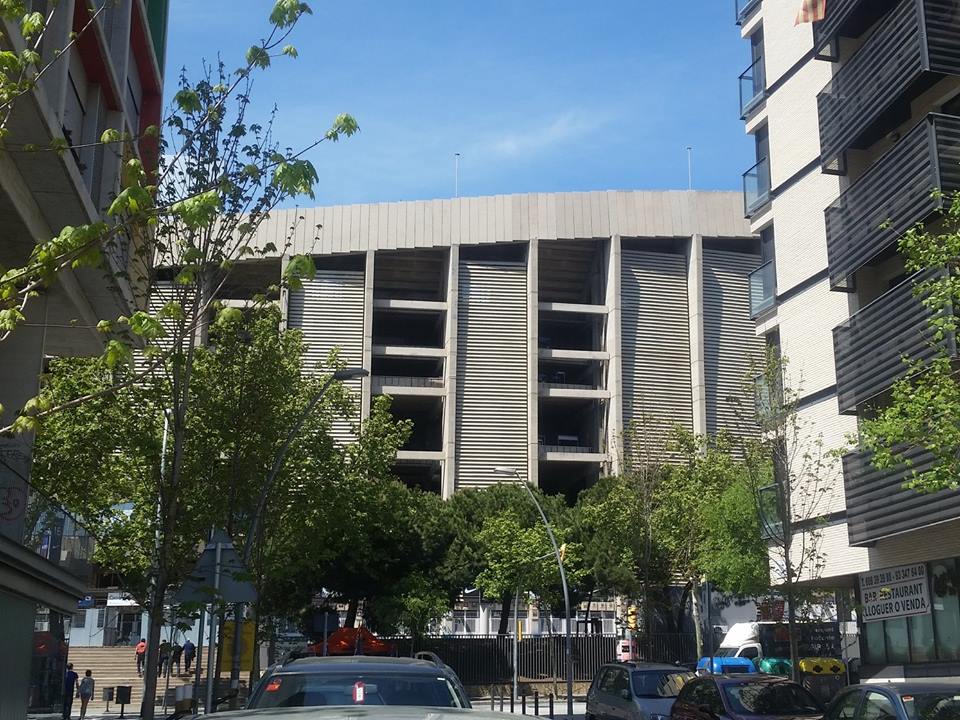 DOMINGO 26 BAILANDO FRENTE AL CAMP NOU