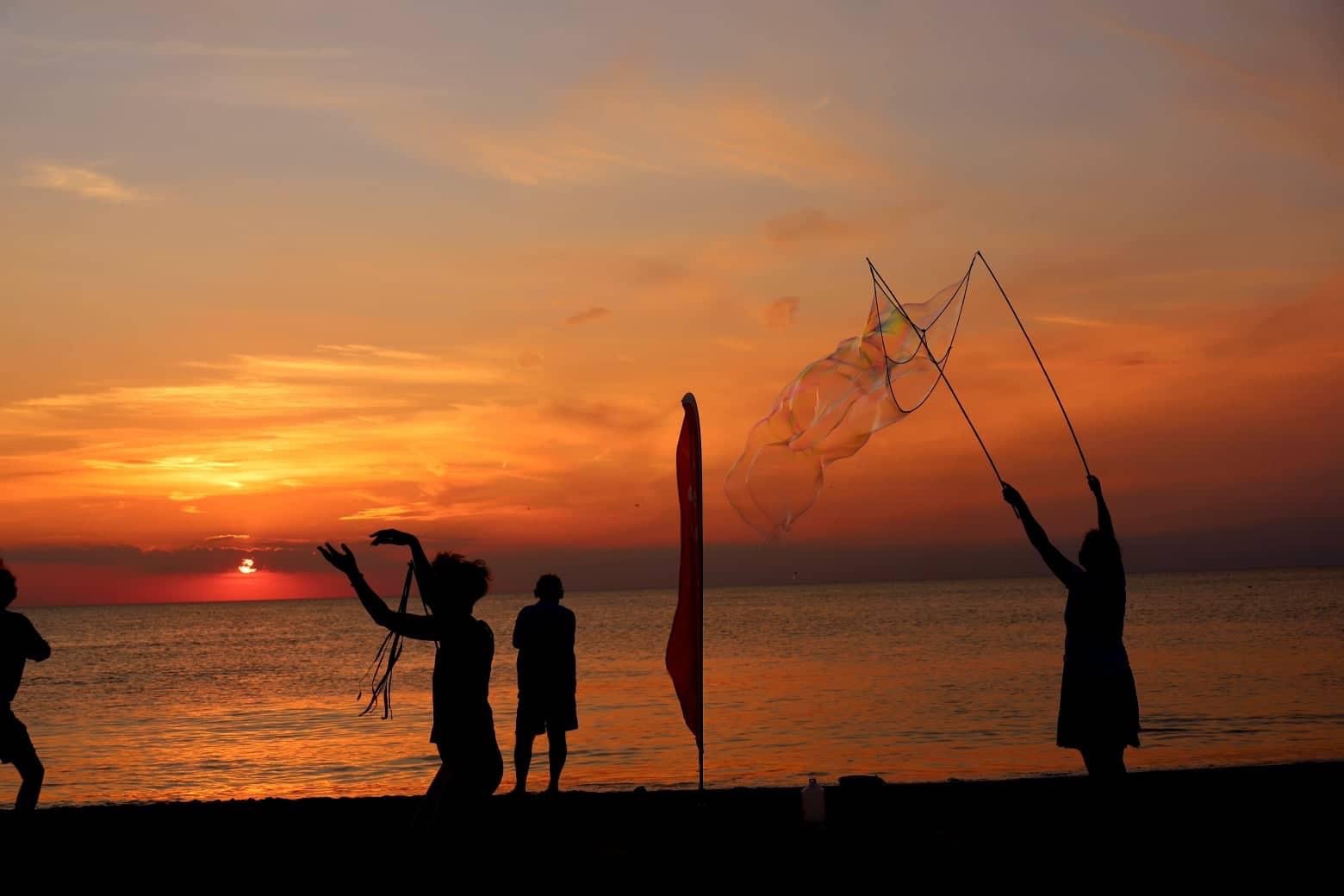 Komende Maandag Ecstatic Dance Beach! StrandDansen tot de zon onder danst