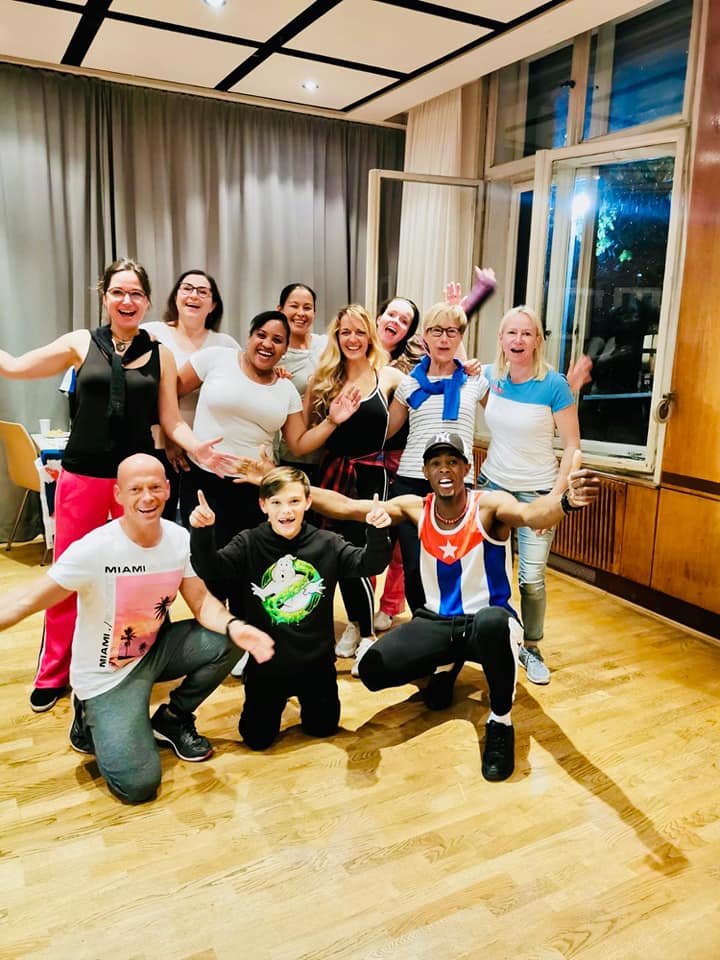 Jeden Sonntag Reggaetón Kurs.