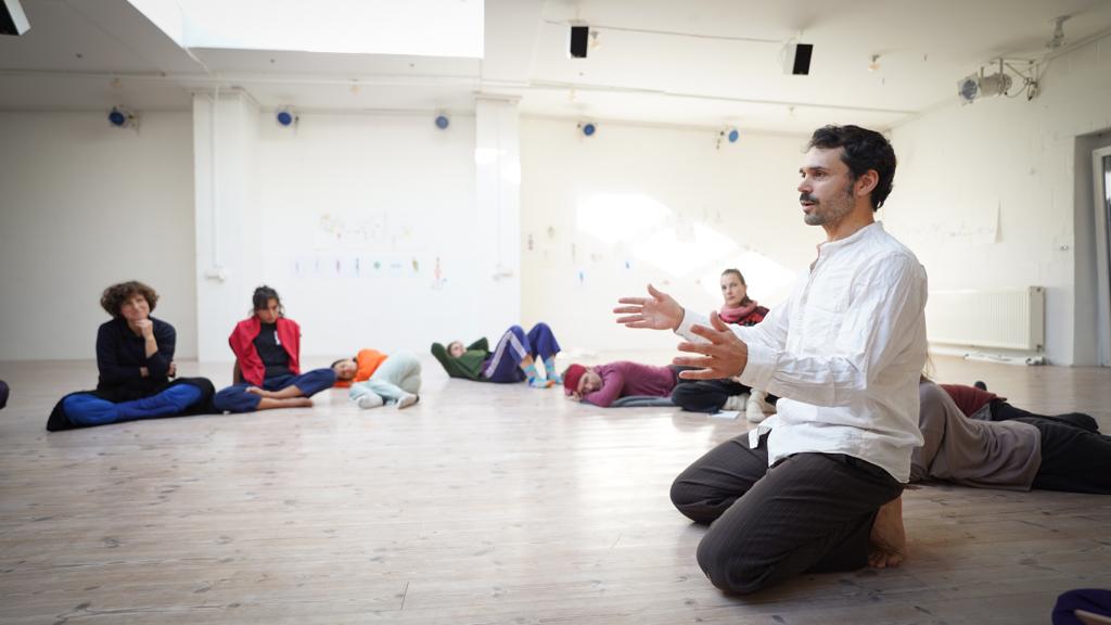 Tumbling down to fall over backwards - Axis Syllabus WS with Antoine Ragot