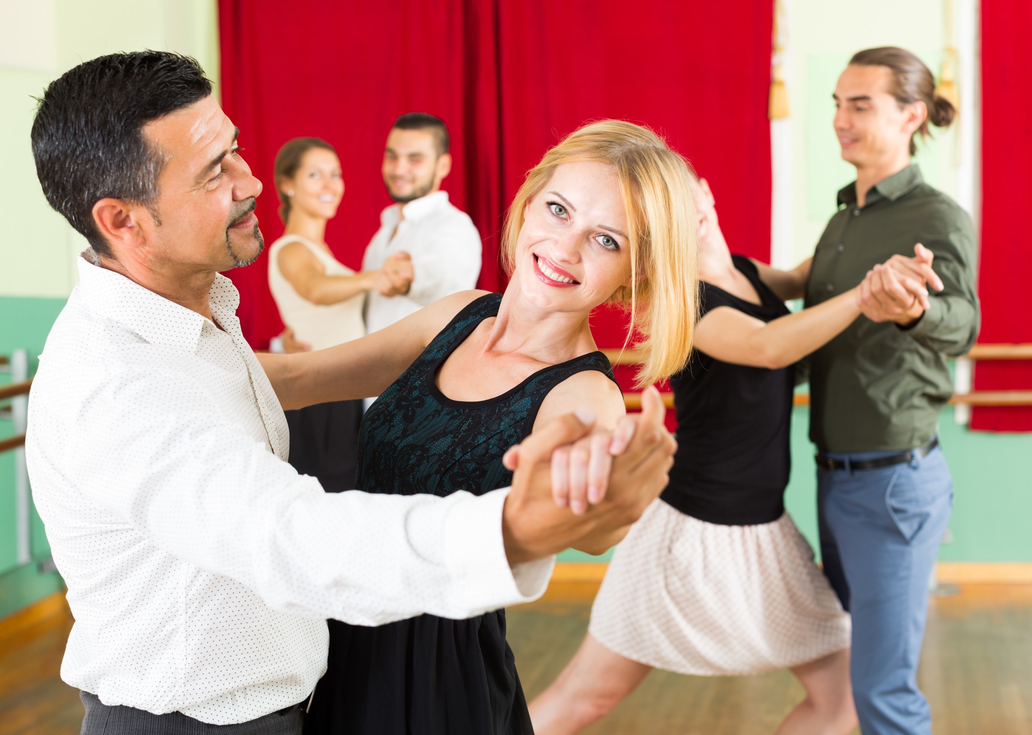 Curs de dans - BACHATA & SALSA ÎNCEPĂTORI