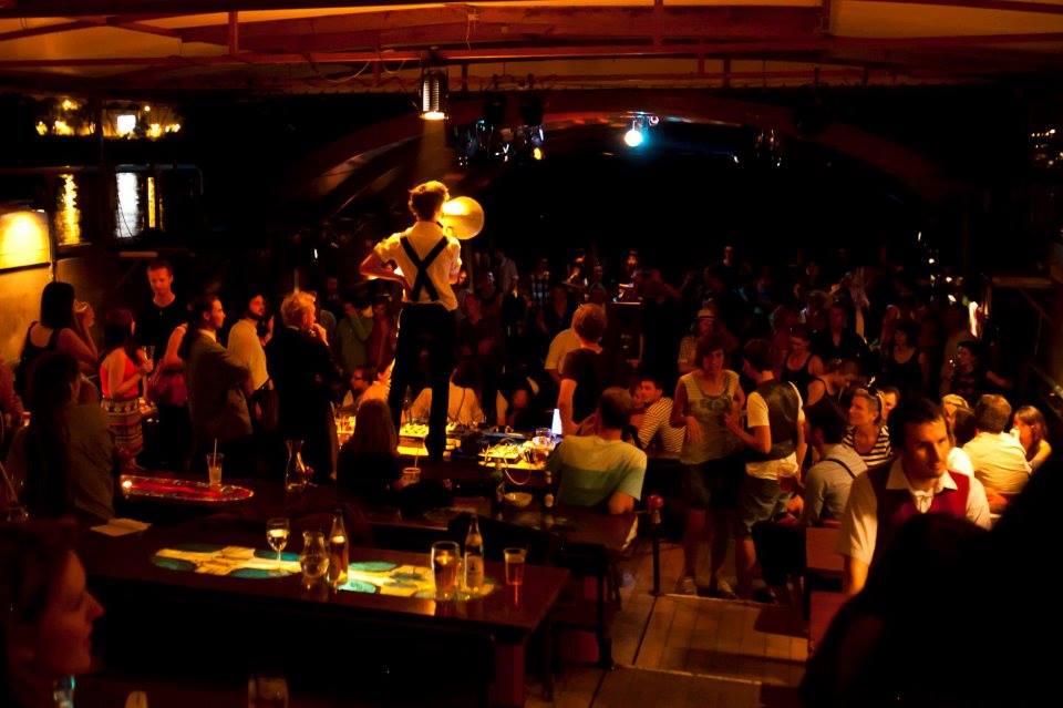 Swing na lodi Tajemství