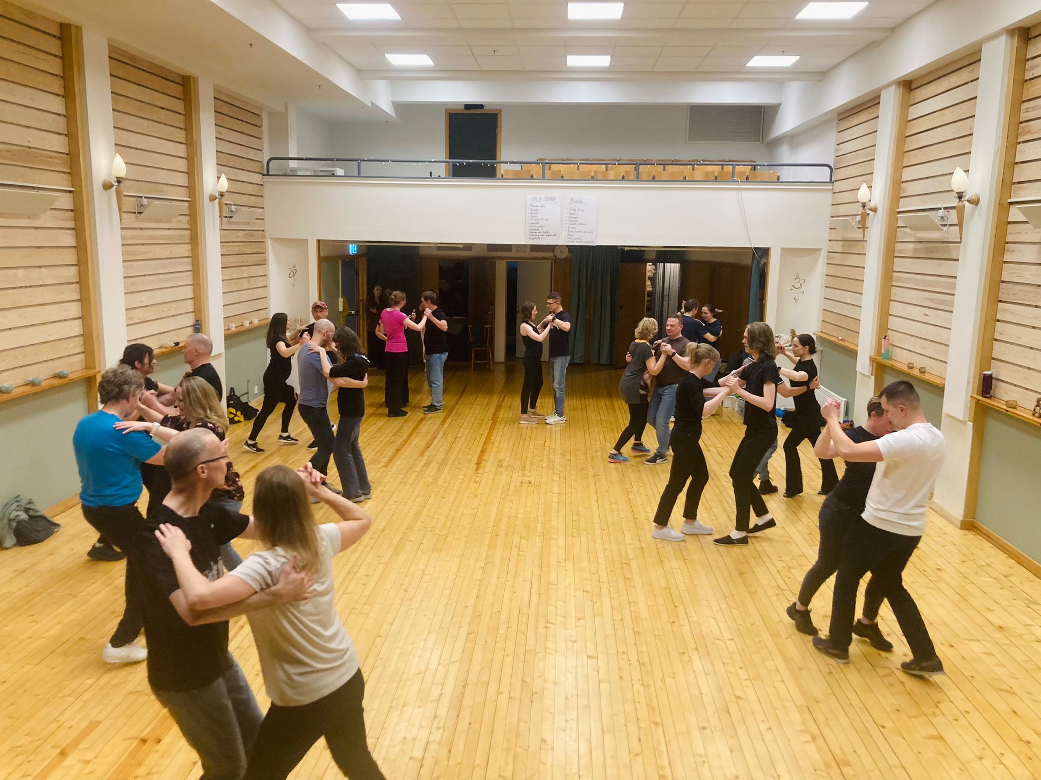 Salsa-Bachata ØVET 1 Molde