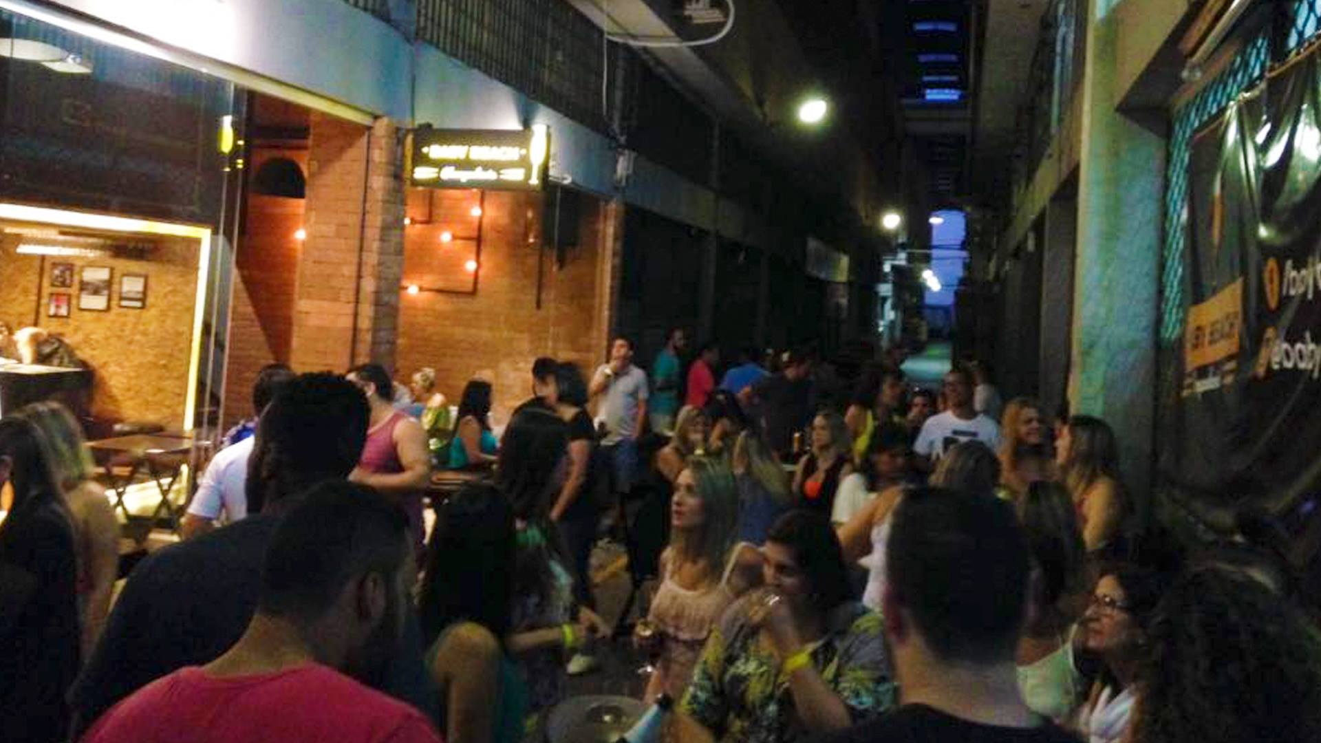 Roda de Samba Baby Beach Champanheria no Cadeg
