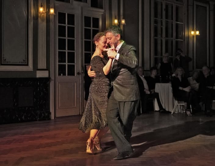OBS! KUN FÅ PLADSER!! ARGENTINSK TANGO for øvede og advanced. Sommerkursus 2 med Bryndís og Hany