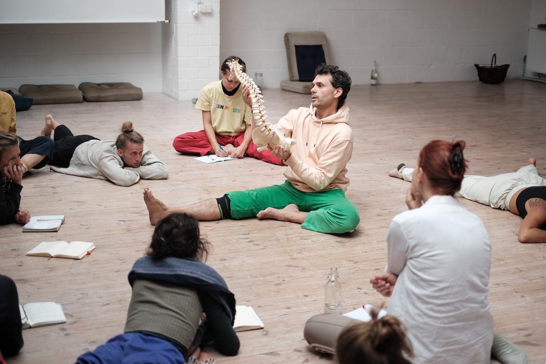 BOUGER ENSEMBLE - TECHNIQUE ET LIBERTE. Exploration du Contact Improvisation avec l'axis syllabus