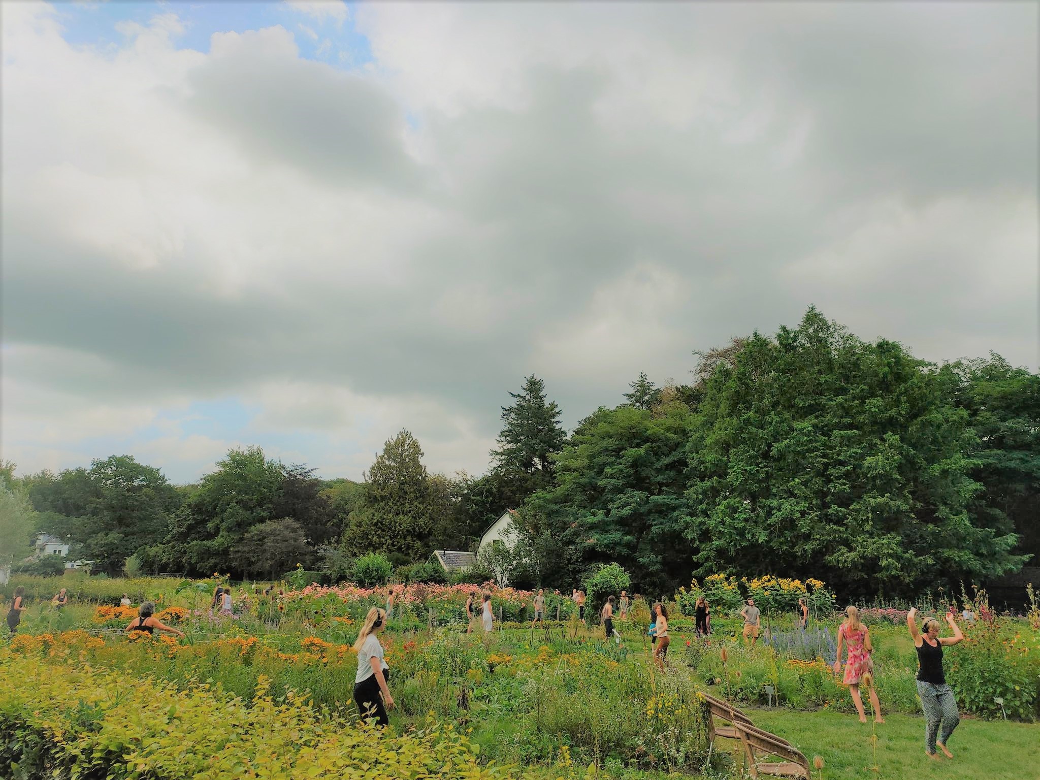 Ecstatic Dance in de Theetuin van Kraaybekerhof