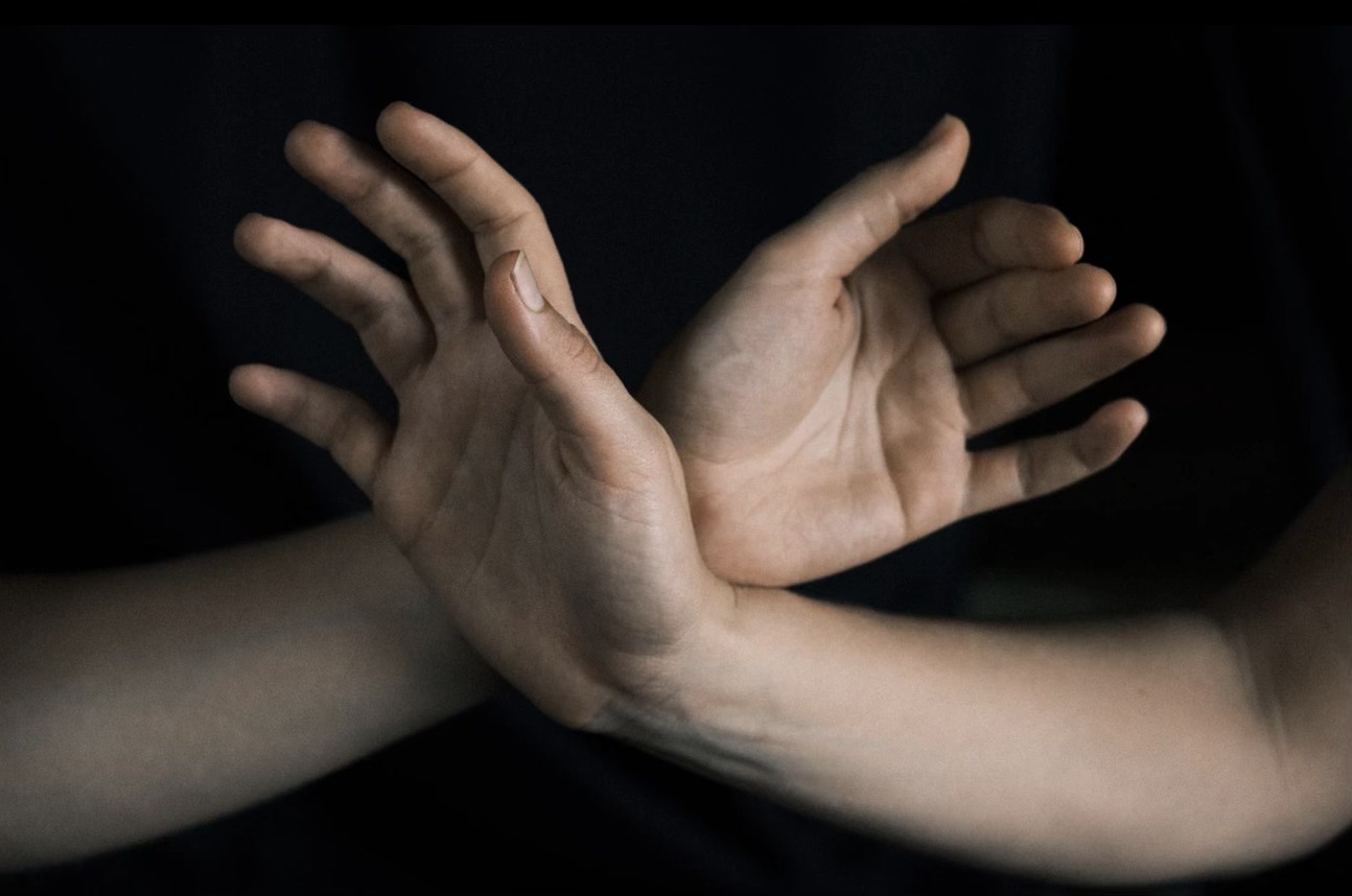 𝗚𝗥𝗔𝗩𝗜𝗧𝗨𝗗𝗘 - Workshop Contact Improvisation với 𝗗𝗼𝗹𝗼𝗿𝗲𝘀 𝗗𝗲𝘄𝗵𝘂𝗿𝘀𝘁-𝗠𝗮𝗿𝗸𝘀