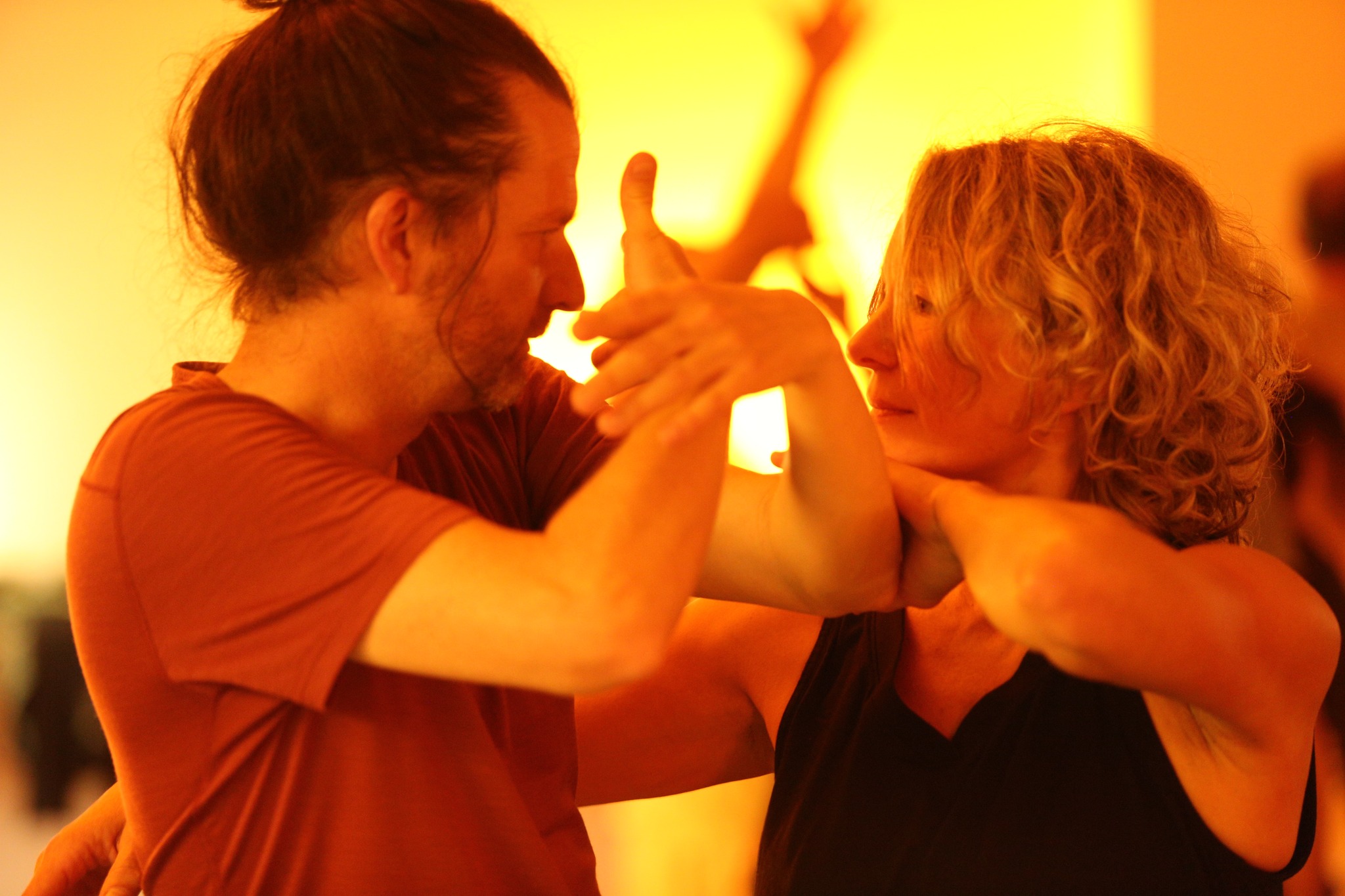 Bewegter Contact - Contact bewegt: Tagesworkshop Contact Improvisation für Anfänger:innen