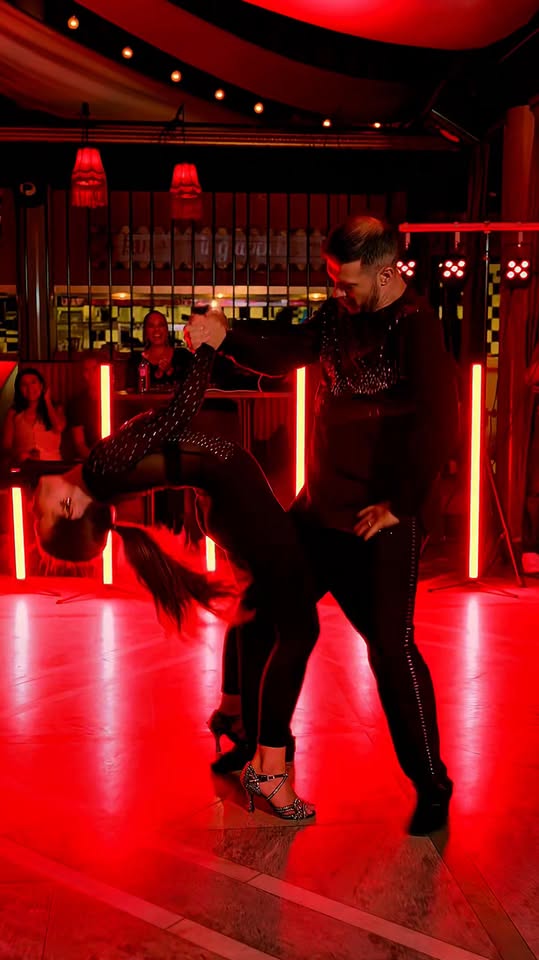 ✨ UN Baile Bachata Night Lör 27 dec Workshops - Shows - Party ✨