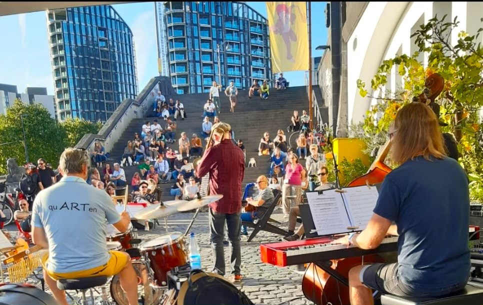 Montez Swing The Quarten Circle