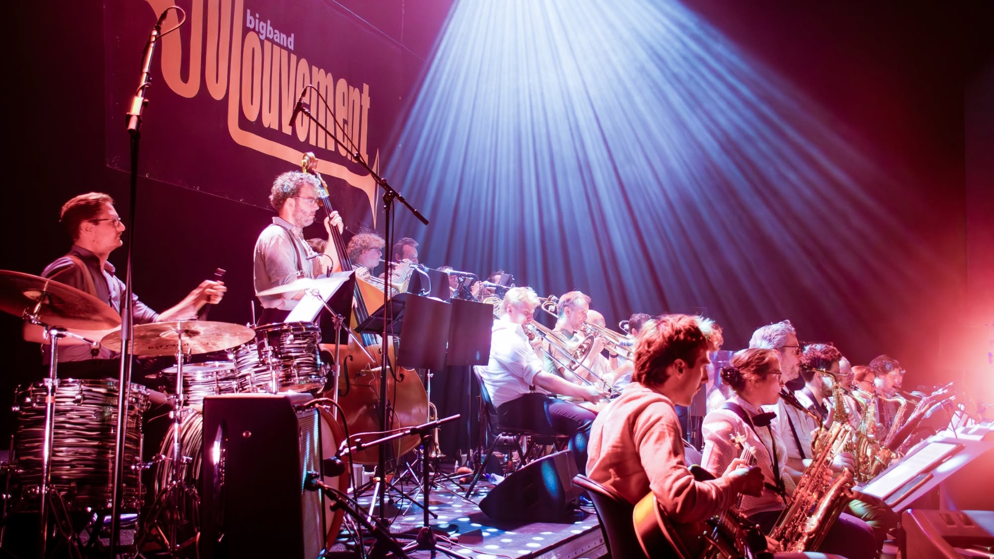 Bigband 't Mouvement op 't buurtbal in het Paulushuis