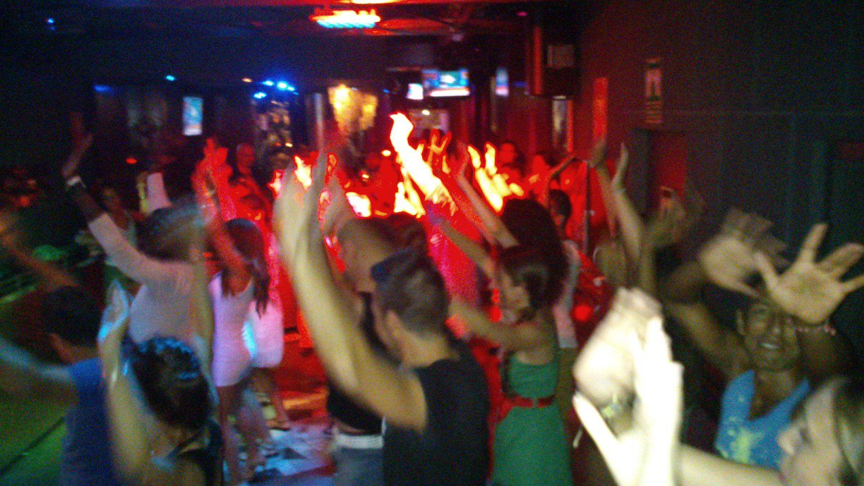 Empieza NOVIEMBRE bailando SALSA, BACHATA y KIZOMBA en el centro de BARCELONA!!!