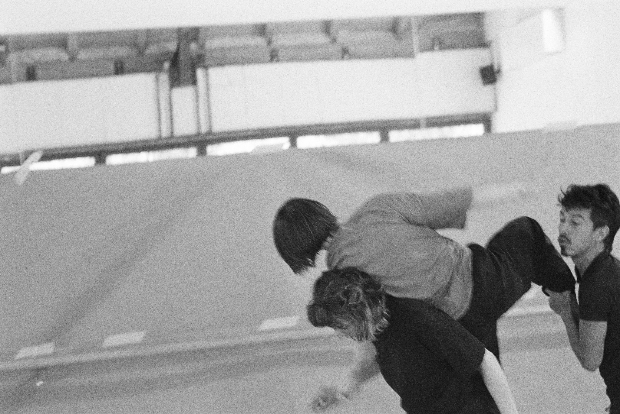 Sharing weight. Sharing meaning dans & Contact Improvisation atelier+jam cu Virginia Negru