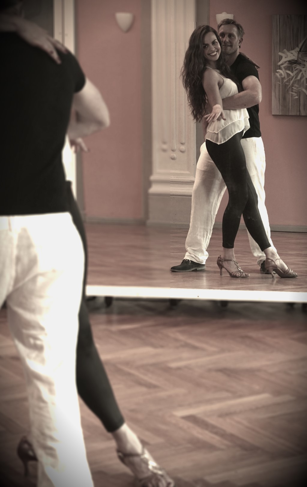 Sensual Bachata y Salsa (+Beginner Bachata Crash Course)