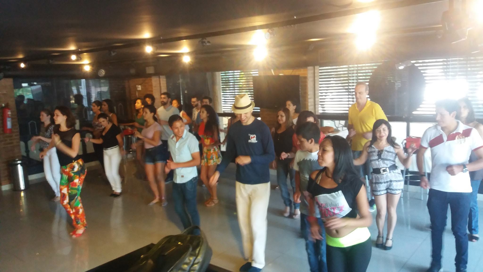 Turma promocional de salsa no Caribeño!